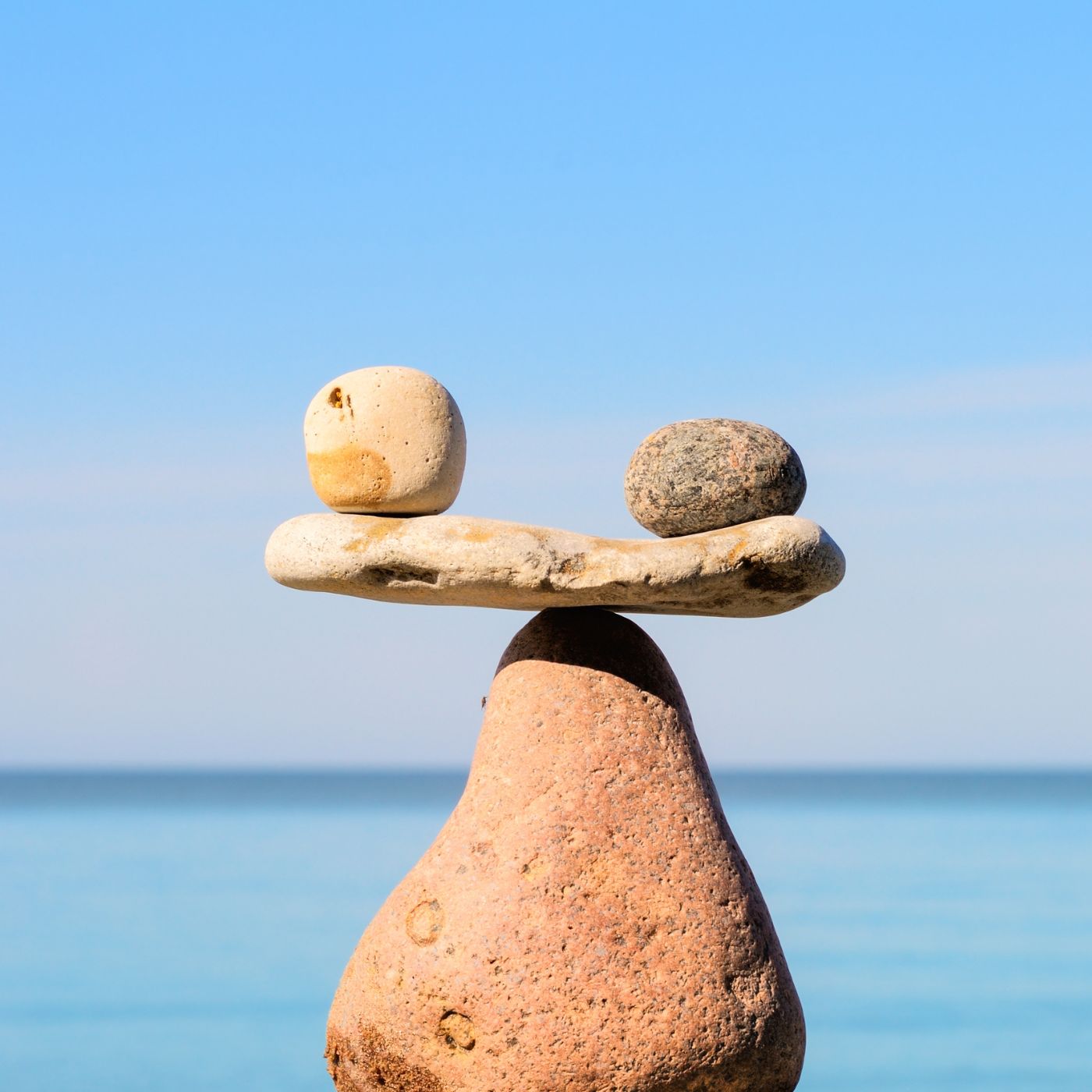 Im Gleichgewicht aufeinandergestapelte Steine, mythen rund ums abnehmen