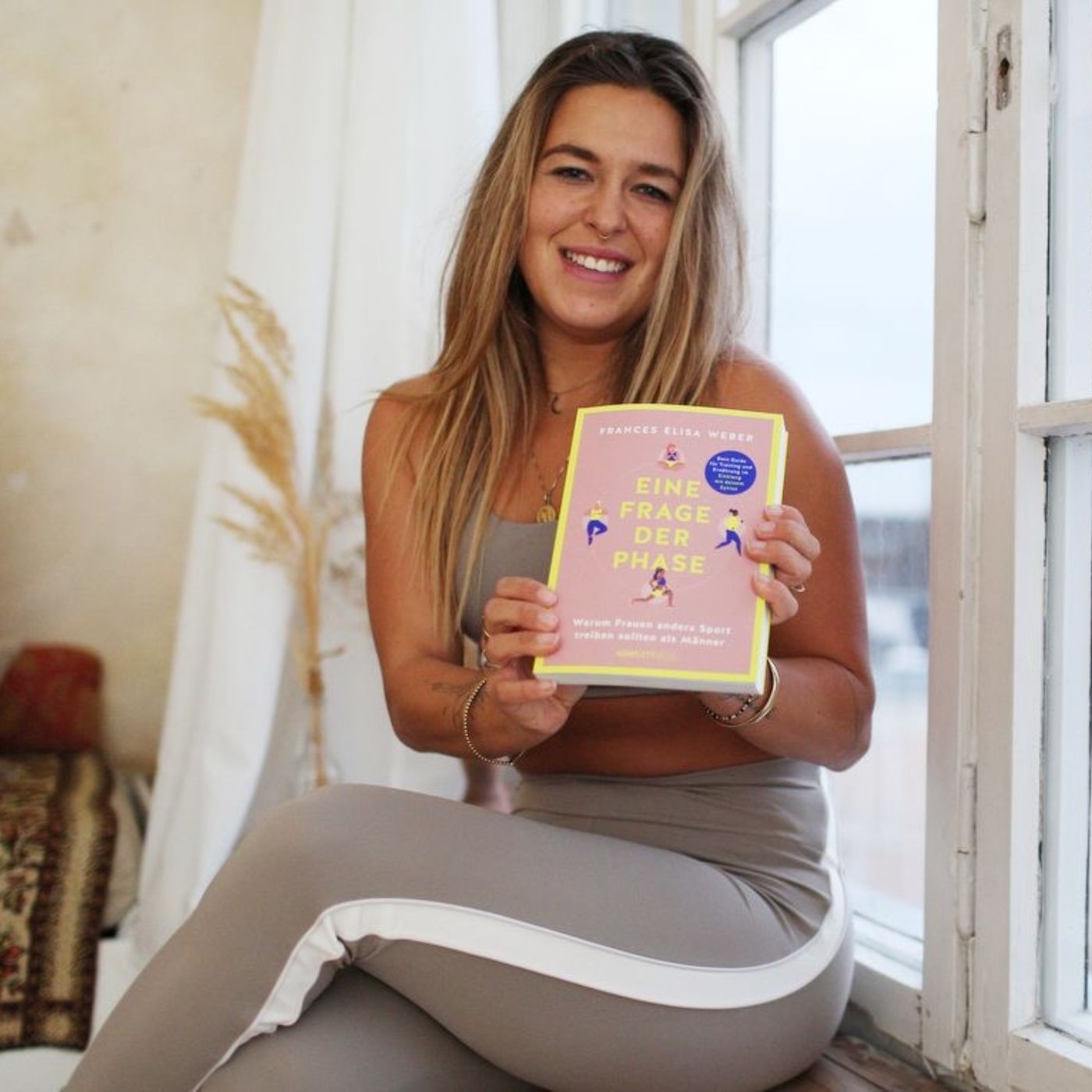 Frances Weber hält ihr Buch "Eine Frage der Phase" in die Kamera