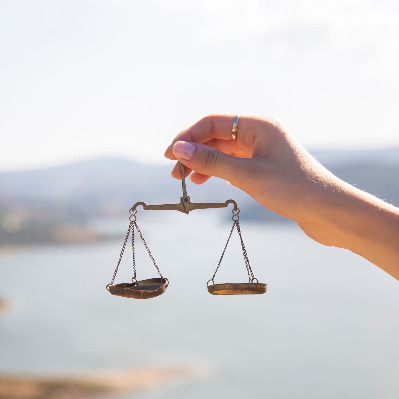 Hand hält kleine Waage