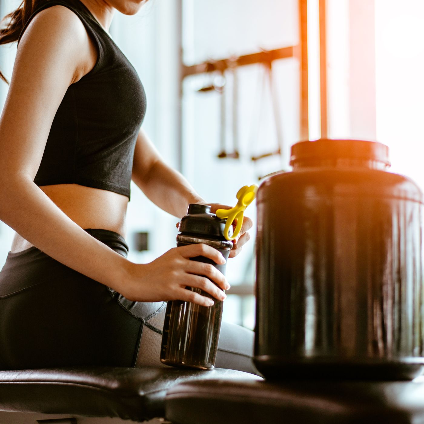 weiblich gelesene Person in Sportkleidung hält Trinkflasche, kreatinin haarausfall