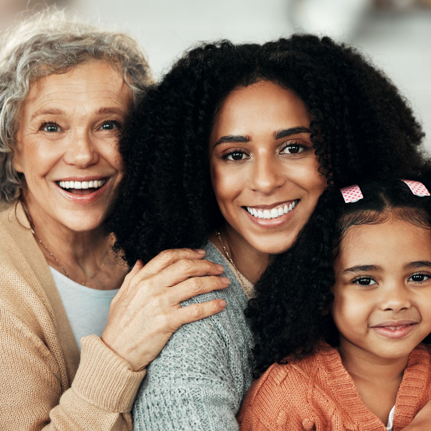 weiblich gelesene Personen aus drei Generationen