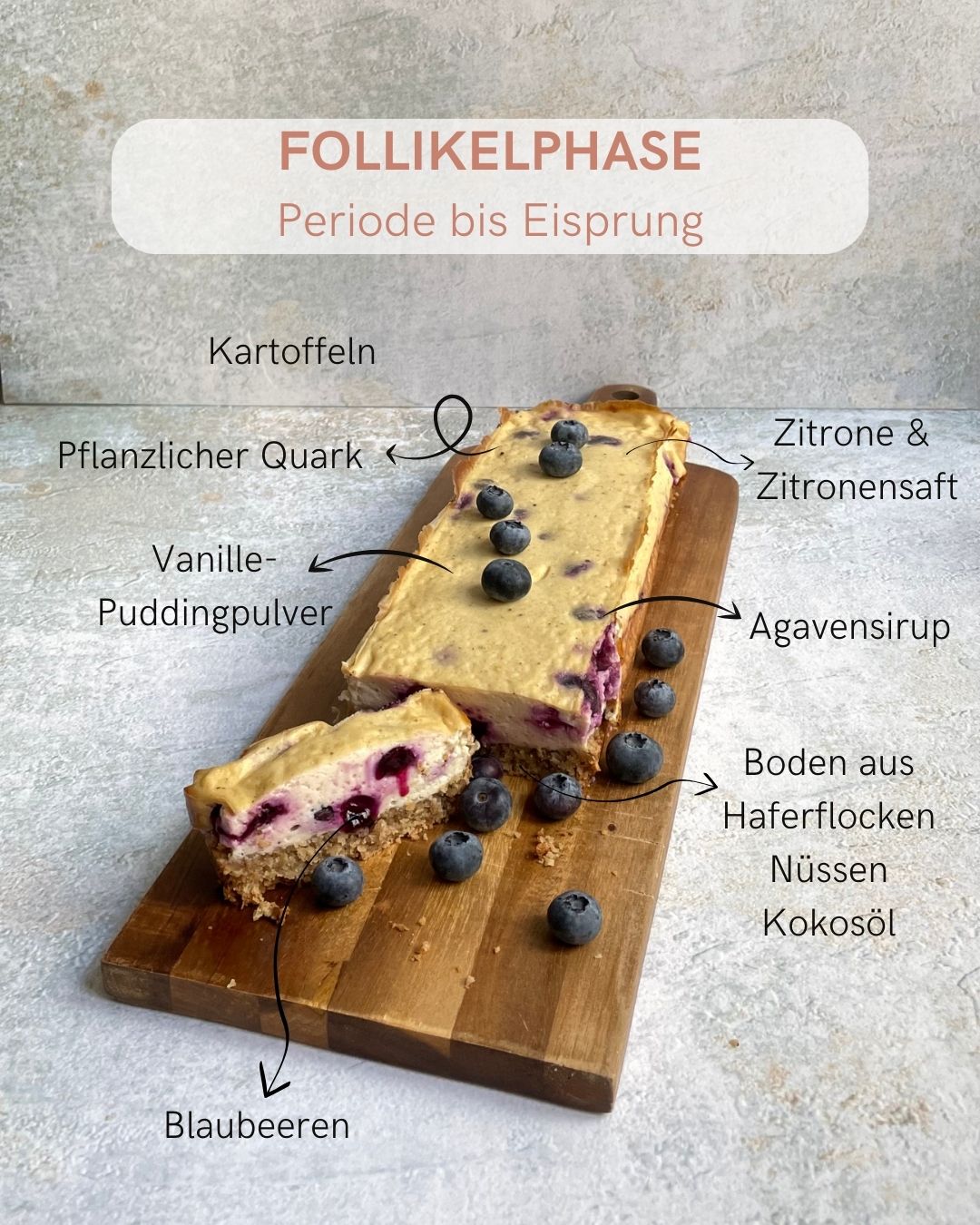 Blaubeerkäsekuchen angerichtet auf einem Brett und dekoriert mit Blaubeeren