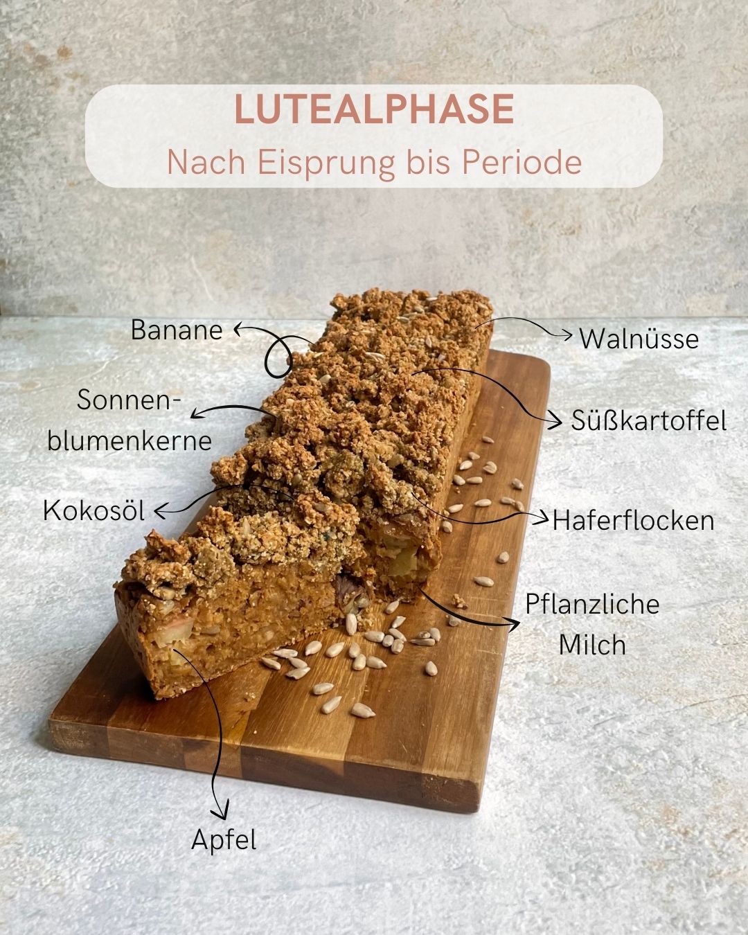 Kuchen aus Banane, Apfel, Süßkartoffel angerichtet auf Brett, dekoriert mit Sonnenblumenkernen