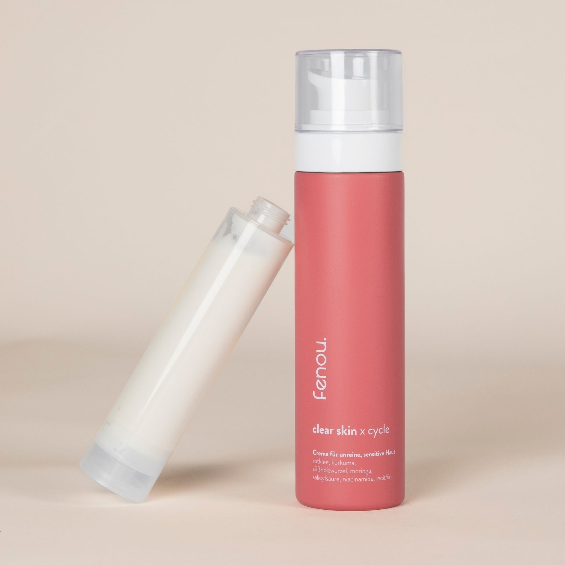 eine Flasche clear skin Creme an der ein gefüllter Refill-Behälter lehnt