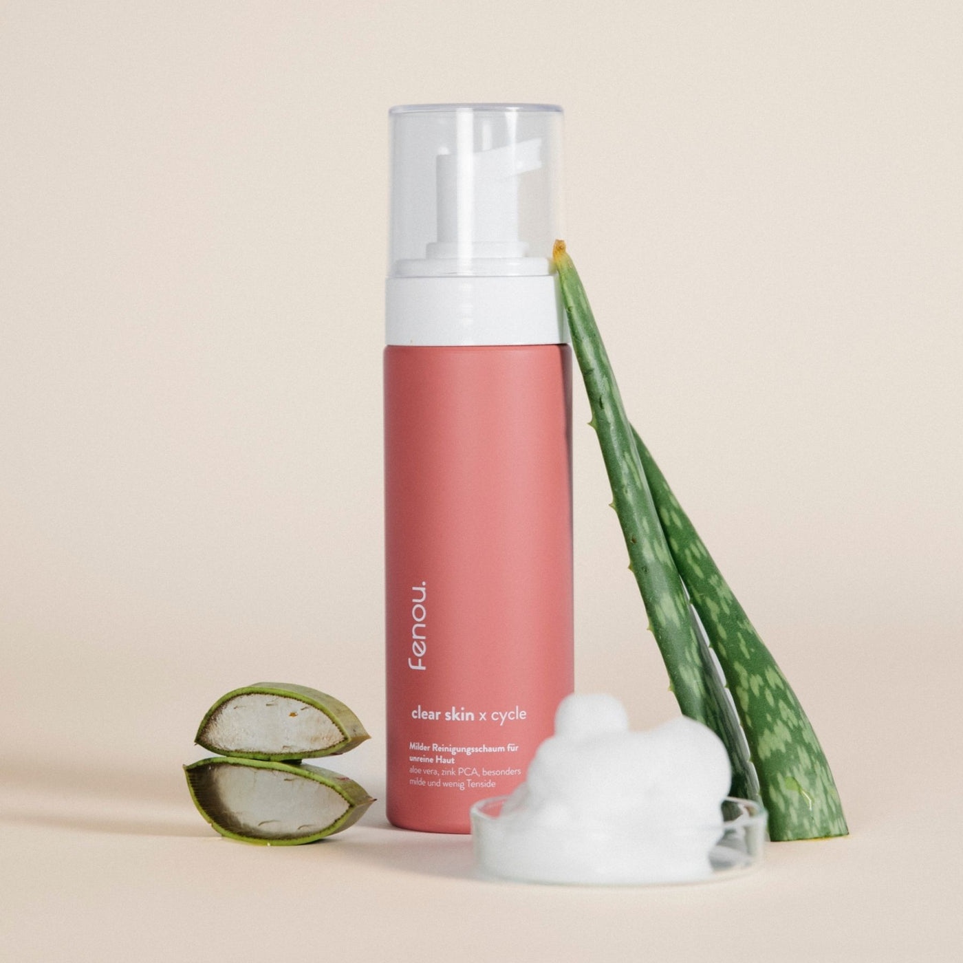 eine Flasche clear skin Foamer, daneben Aloe vera und ein Glasgefäß mit Schaum