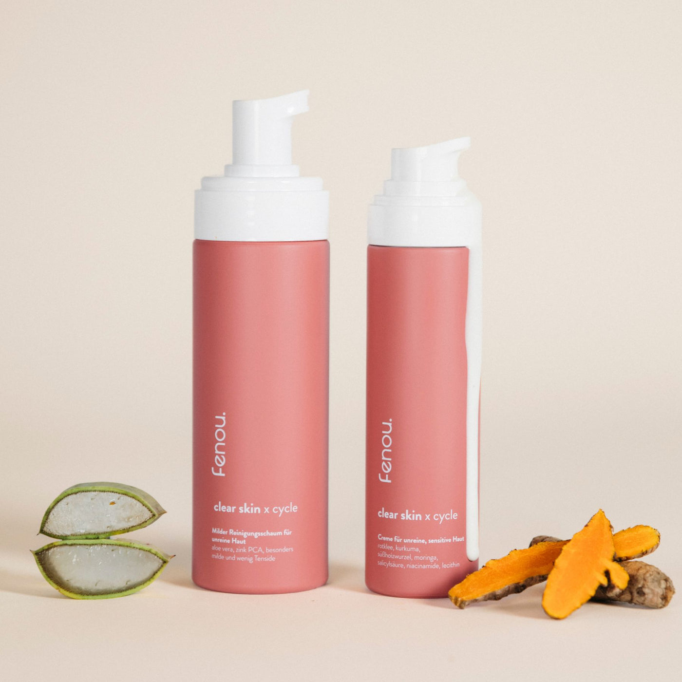 Flaschen von clear skin Creme und Foamer, daneben Aloe vera und Kurkuma