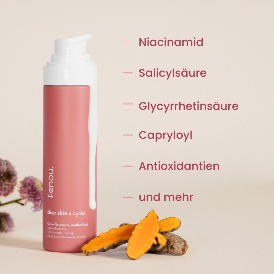 Inhaltstoffe von fenou clear skin Creme, neben der Flasche aufgeschnittenes Kurkuma