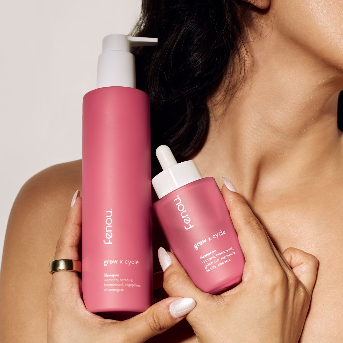 grow fenou Haarserum und Shampoo gehalten von Modell