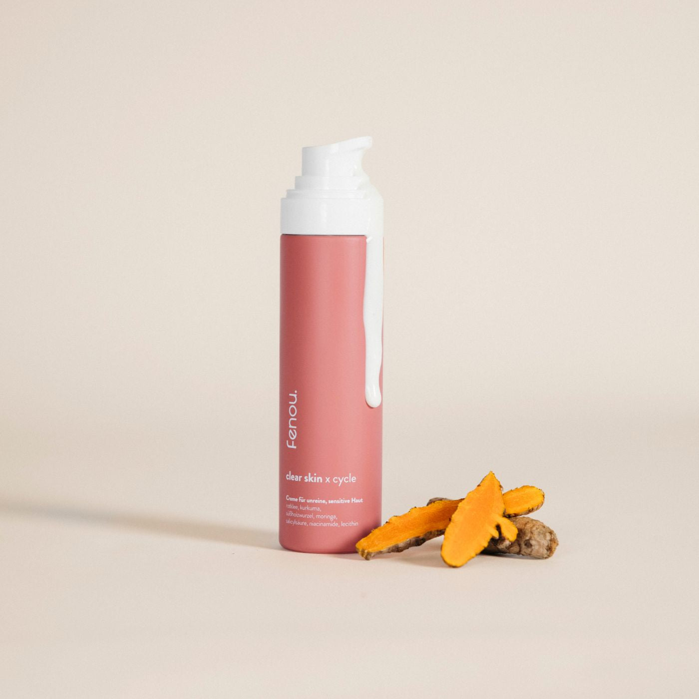 clear skin creme, daneben kurkuma. am behälter läuft etwas creme herab