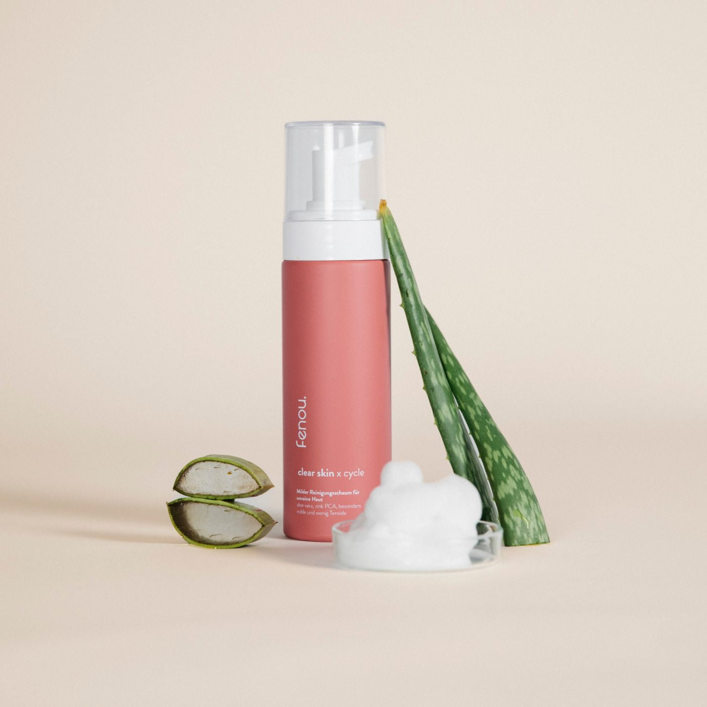 clear skin reinigungsschaum, daneben ein behälter mit schaum sowie aloe vera stücken