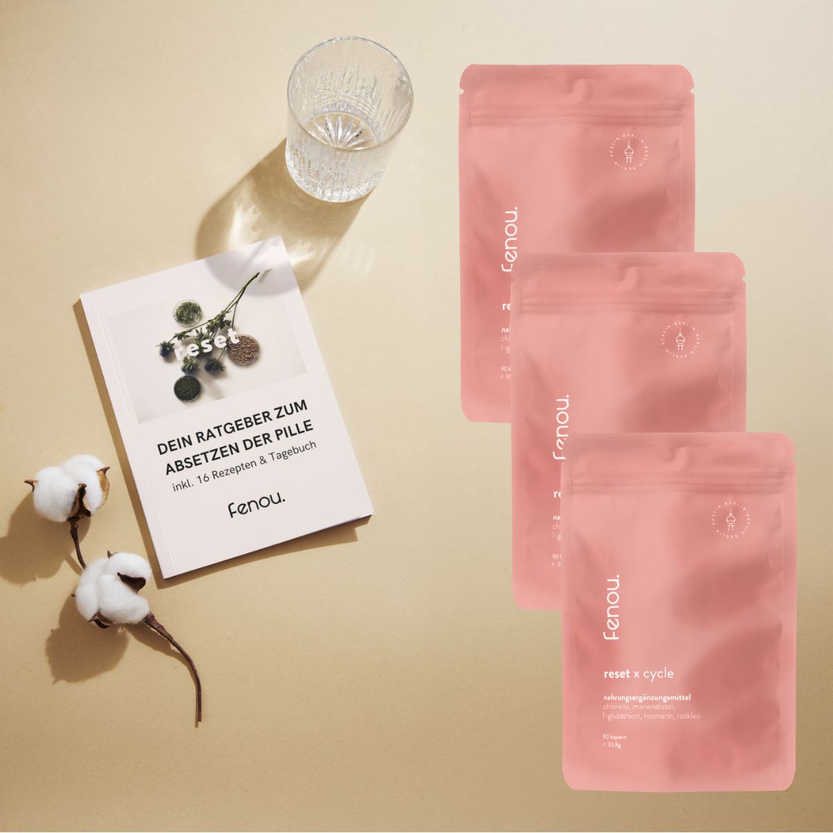 Abbildung fenou Pille absetzen Bundle aus fenou reset x cycle und Ratgeber. Daneben ein Glas Wasser und Blüten