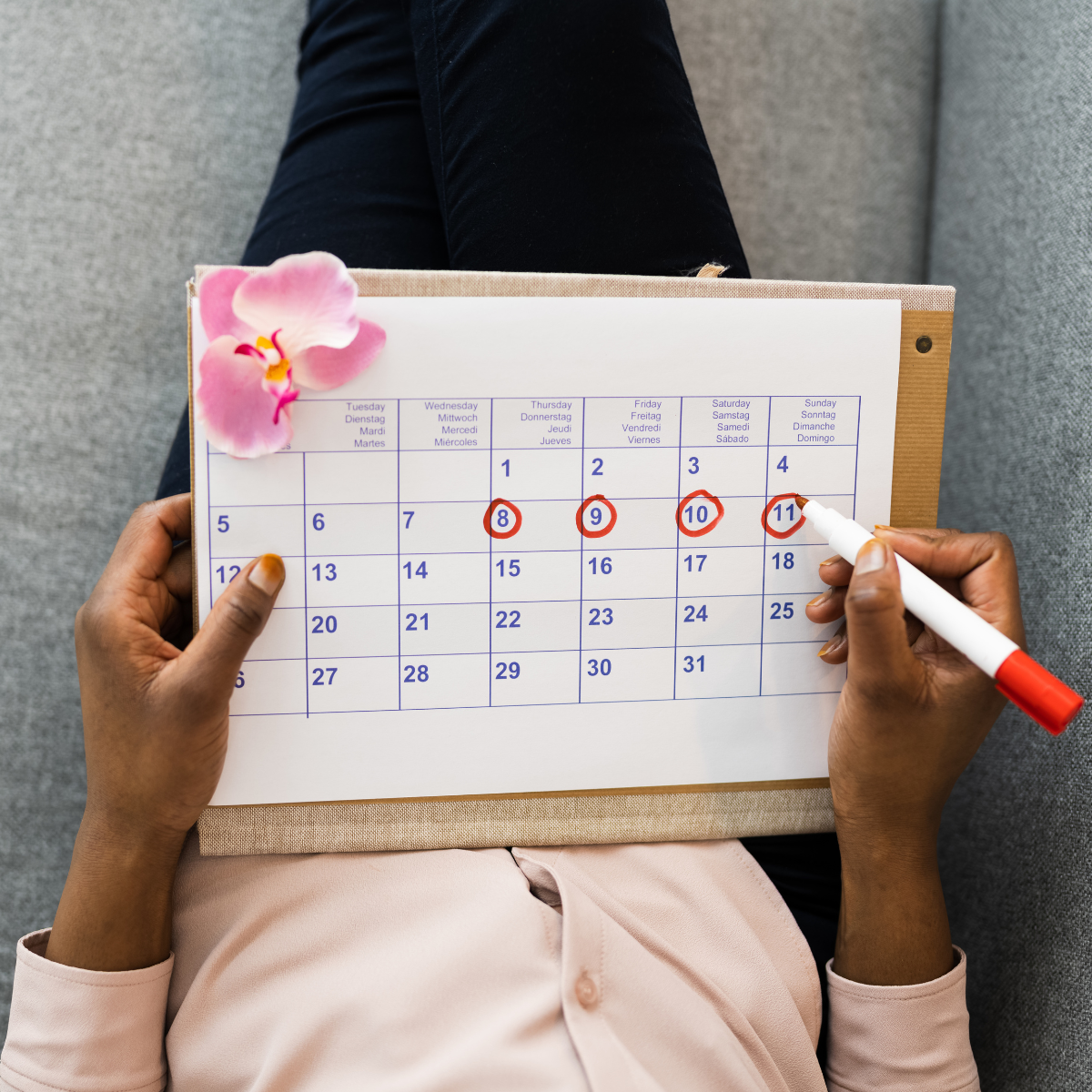 Unterkörper weiblich gelesen mit Kalenderblatt und Marker in der Hand kreist Daten ein