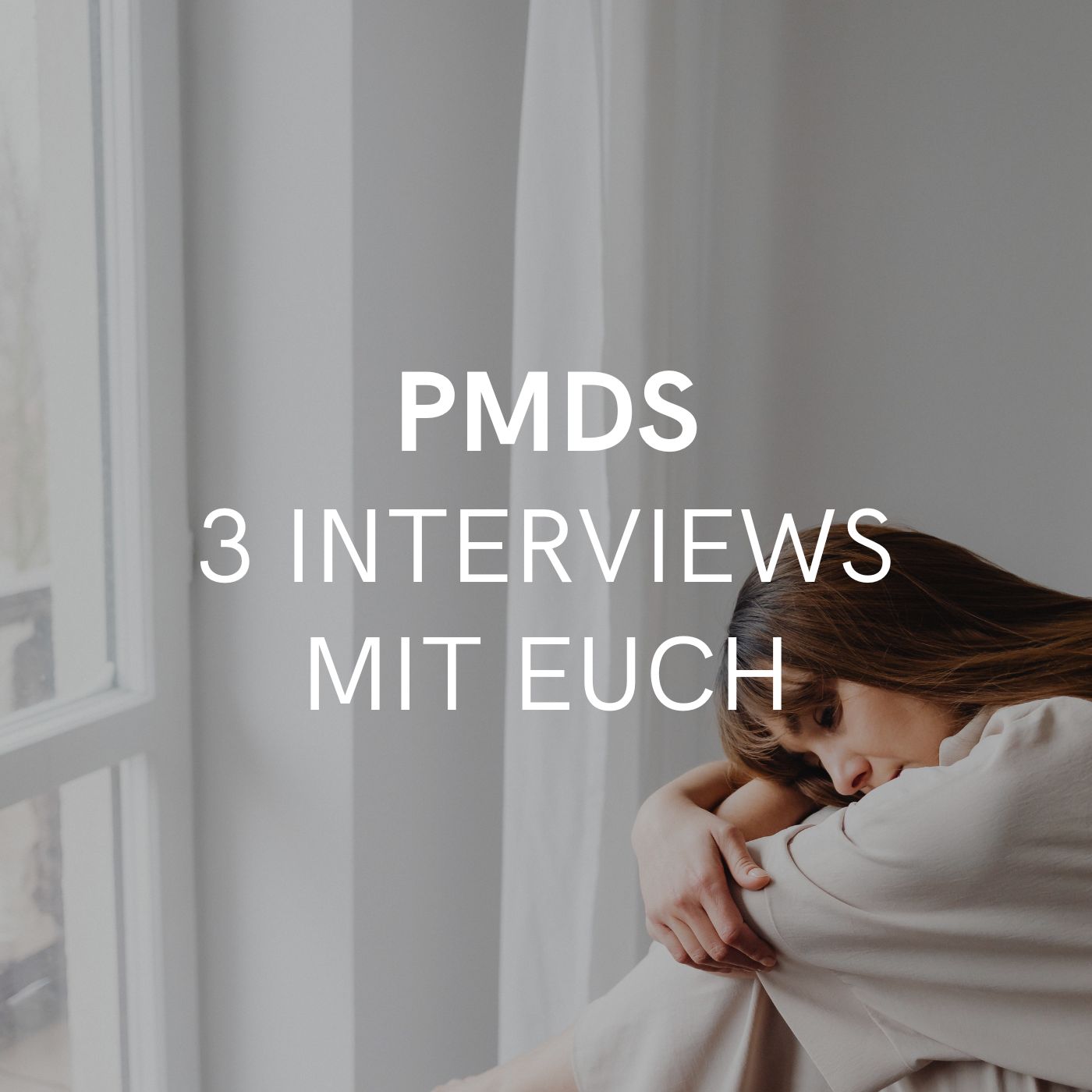 weiblich gelesene Person hockt, die Knie umschlungen, mit gesenktem Blick vor einem Fenster