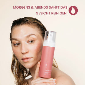 weiblich gelesenes Modell hält fenou Reinigungsschaum