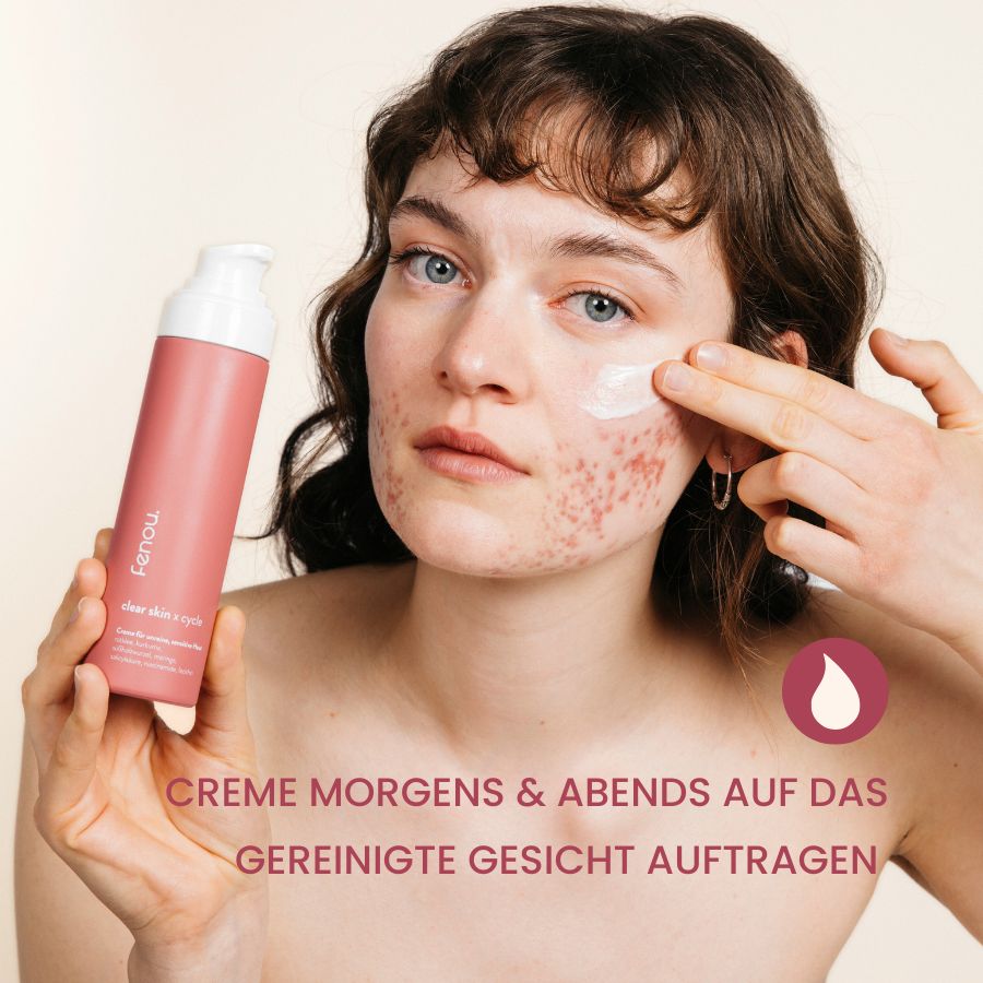 weiblich gelesene Person hält eine Flasche fenou clear skin Creme in der Hand unsd cremt sich das Gesicht ein