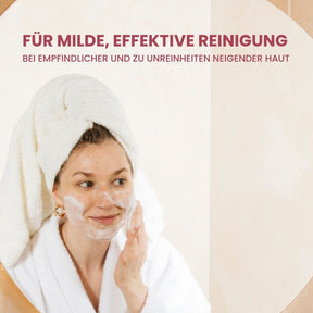weiblich gelesene Person schäumt sich das Gesicht mit fenou clear skin Reinigungsschaum ein