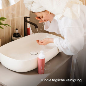 weiblich gelesene Person wäscht sich Gesicht mit fenou clear skin Reinigungsschaum