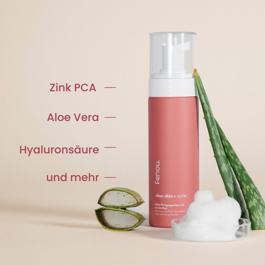 Inhaltsstoffe des clear skin Reinigungsschaums, neben Flasche Aloe vera und Schale mit Schaum