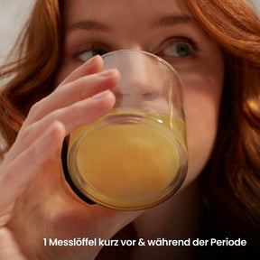 weiblich gelesene Person trinkt ein Glas fenou relief