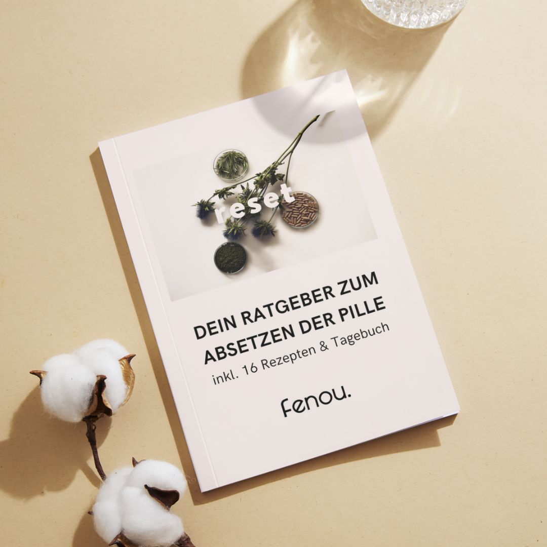der reset ratgeber liegt zwischen einem glas wasser und baumwollblüten